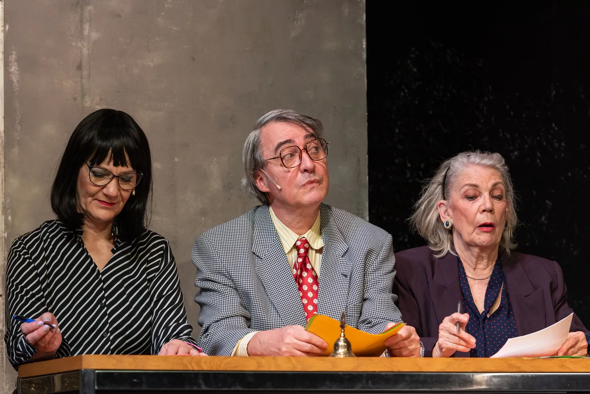 Menschen auf einer Theaterbühne.